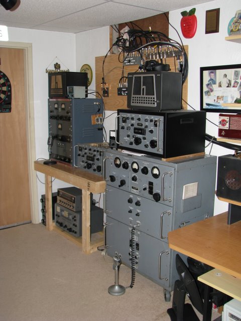 This looks like Dave's AM station. I see a T368 and matching receiver also a Globe King transmitter and receiver with a Hallicrafter's speaker with the big H sitting on top the Globe King. 